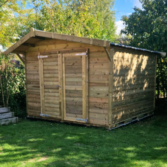 Abri de jardin en bois Leman Bois avec grande double porte battante, toit à deux pentes, installé dans un jardin verdoyant.