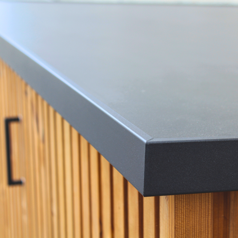 détail d'une toiture en plaque Trespa de l'armoire en bois extérieure ROMA