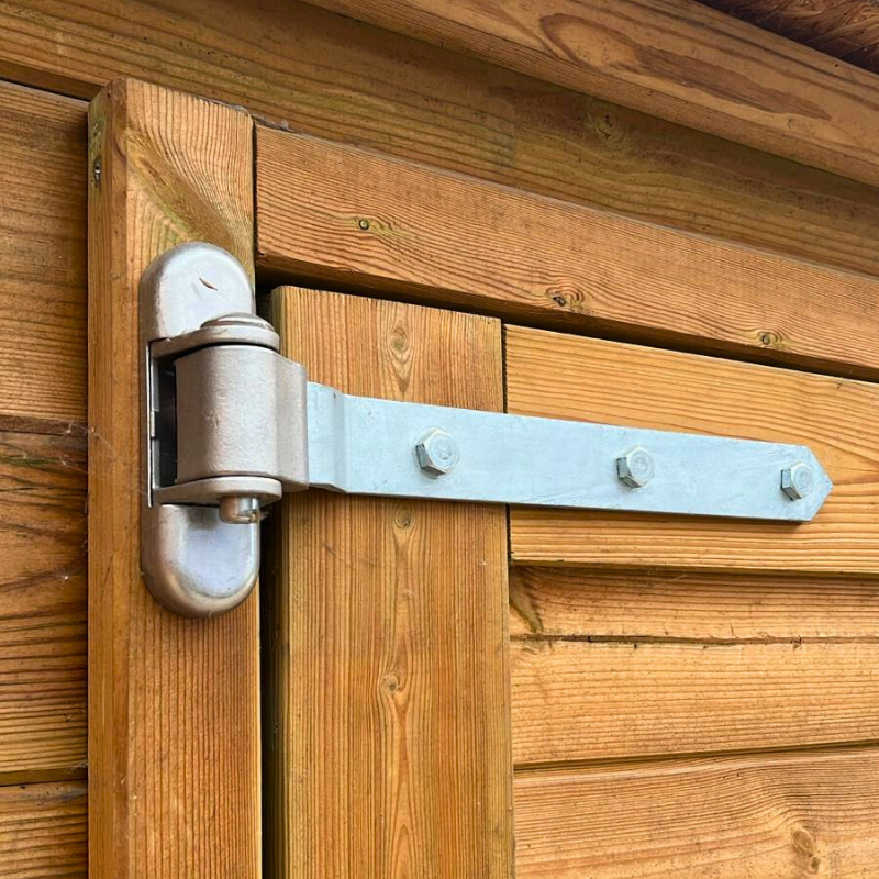 Penture réglable en acier galvanisé assurant le maintien de la porte de l'abri en bois