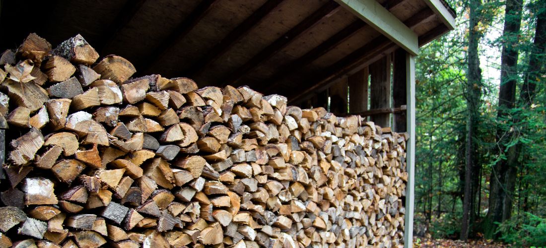 Abri bûches : protégez votre bois de chauffage de la pluie