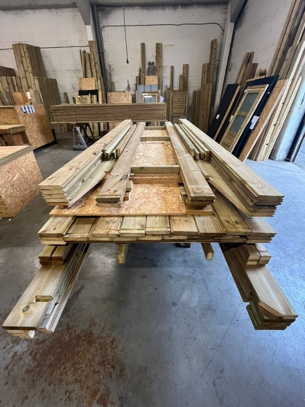 Préparation soignée d'une commande d'abri de jardin Leman Bois pour l'expédition