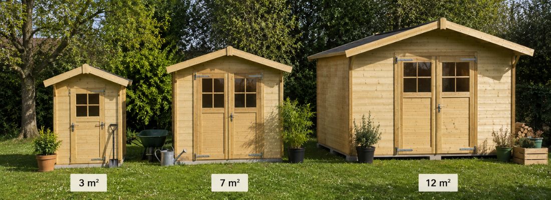 trois abris de jardin en bois de dimensions différentes