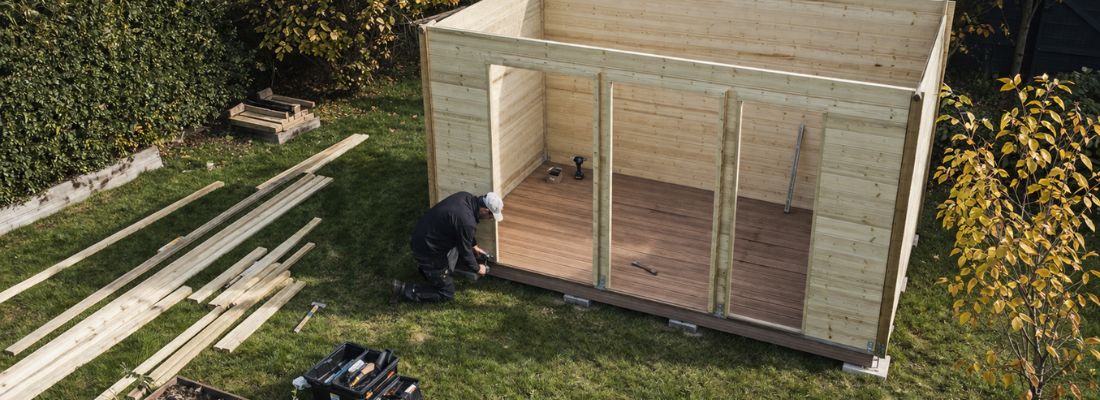 abri de jardin en bois en cours de montage par notre équipe de pose