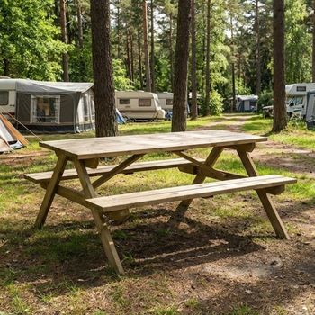 table de pique-nique dans un camping